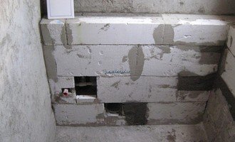 Stavební práce a instalatérské práce (obklady, dlažba, připojení WC a umyvadla)
