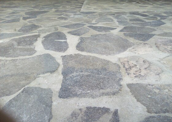 Přebrousit kamenno-betonové podlahu cca 40m2