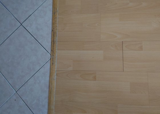 Položení podlahové krytiny v kuchyni včetně odstranění dlažby