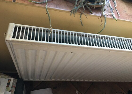 Výměna dvou radiátorů v rodinném domě za širší a instalace bezdrátové regulace teploty plynového kotle