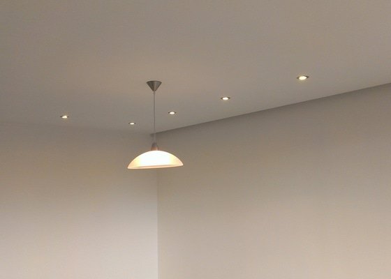 Stěrky stěn/kastlík s osvětlením