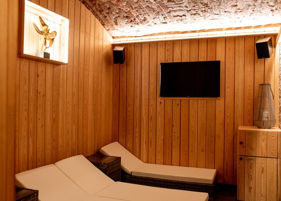 Modřínový obklad stěn v prostorách sauny hotelu Green Garden