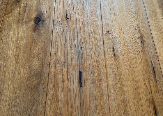 Odstranění skvrn na dřevěné podlaze.