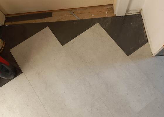Dokončení podlahy v koupelně, vinyl click system, lišty a přechody.