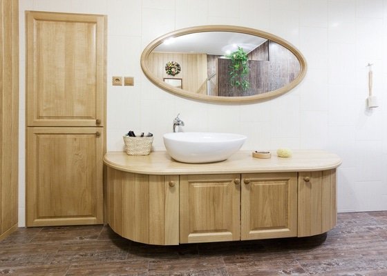 Výroba koupelnového nábytku z dubového masivu