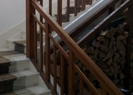 Oprava a lakování schodů a zábradlí